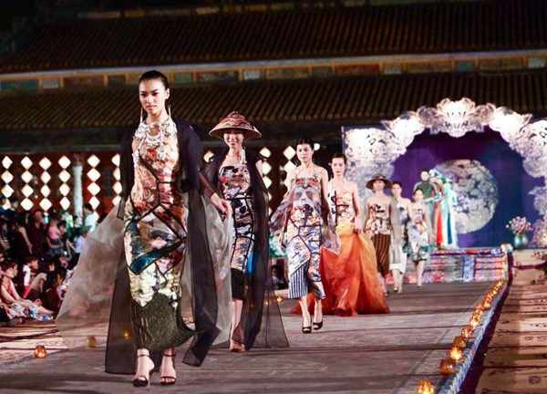 Hồng Quế mặc áo dài 'độc', múa trên sàn catwalk - ảnh 4