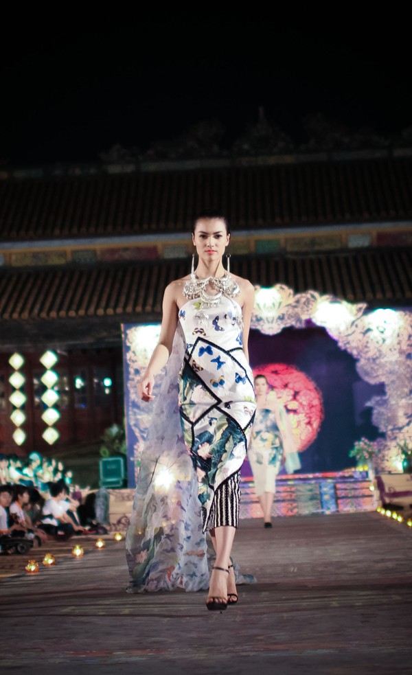 Hồng Quế mặc áo dài 'độc', múa trên sàn catwalk - ảnh 2