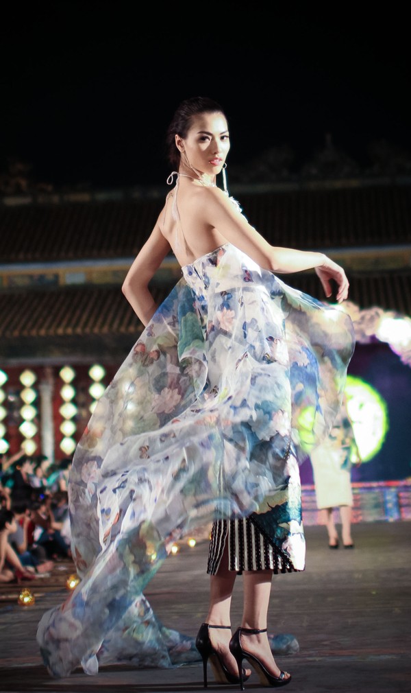 Hồng Quế mặc áo dài 'độc', múa trên sàn catwalk - ảnh 3