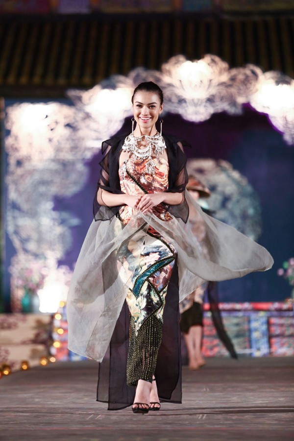 Hồng Quế mặc áo dài 'độc', múa trên sàn catwalk - ảnh 1