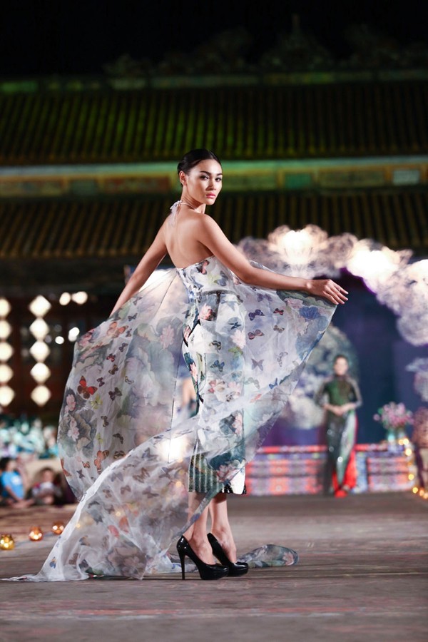Hồng Quế mặc áo dài 'độc', múa trên sàn catwalk - ảnh 5