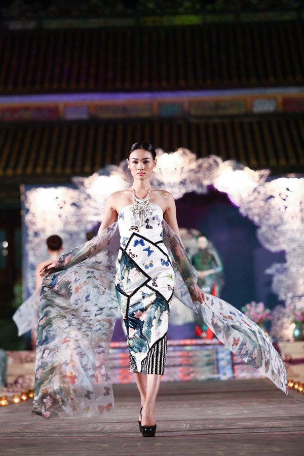 Hồng Quế mặc áo dài 'độc', múa trên sàn catwalk - ảnh 8