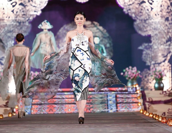 Hồng Quế mặc áo dài 'độc', múa trên sàn catwalk - ảnh 7