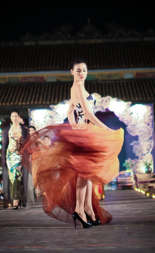 Hồng Quế mặc áo dài 'độc', múa trên sàn catwalk - ảnh 6