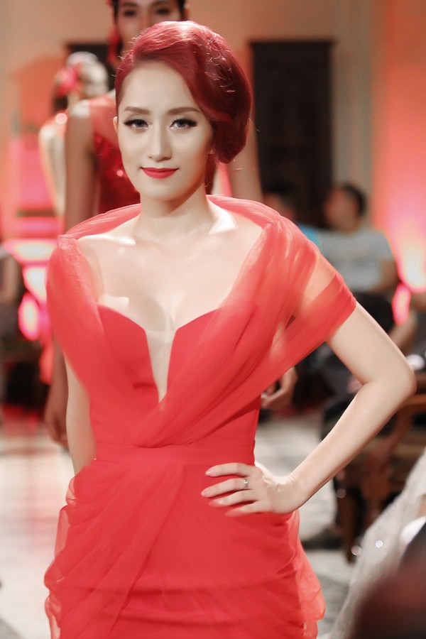 Khánh Thi mặc váy xẻ ngực, làm người mẫu - ảnh 1