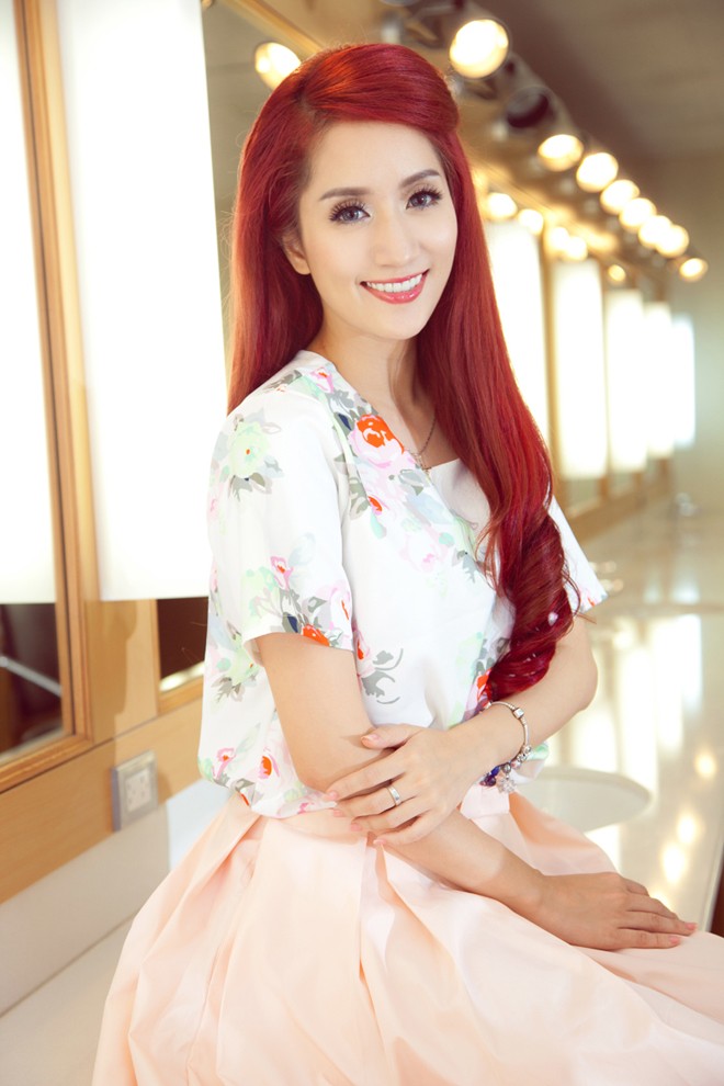 Khánh Thi mặc váy hoa, chu môi xì-tin như thiếu nữ - ảnh 1