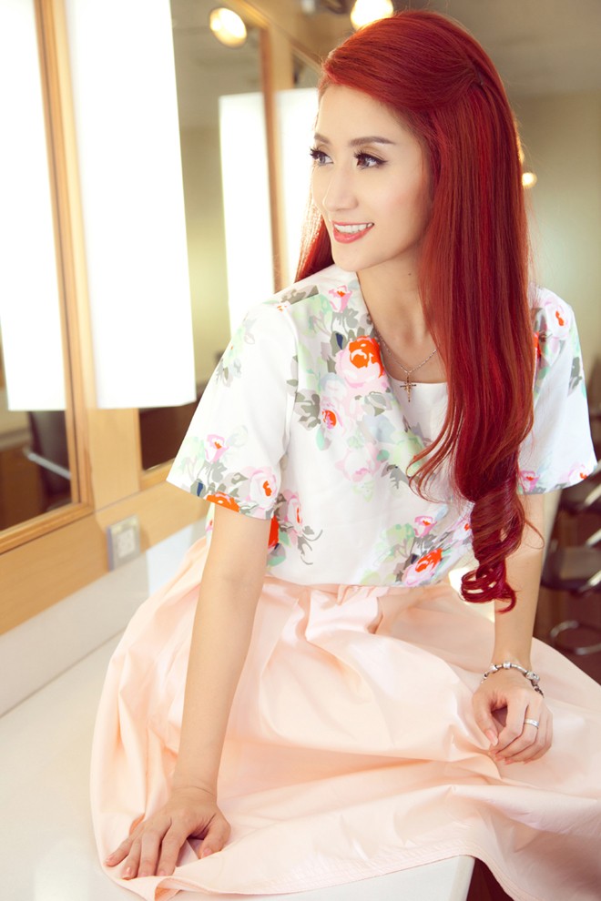 Khánh Thi mặc váy hoa, chu môi xì-tin như thiếu nữ - ảnh 4