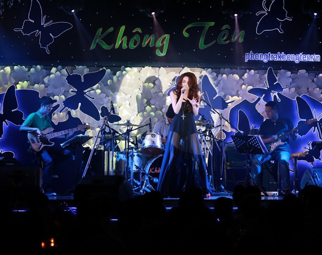 Hà Hồ khoe da trắng muốt với váy đen xuyên thấu - ảnh 9