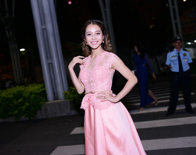 Jennifer Phạm bối rối vì bị fans bao vây trên thảm đỏ - ảnh 5