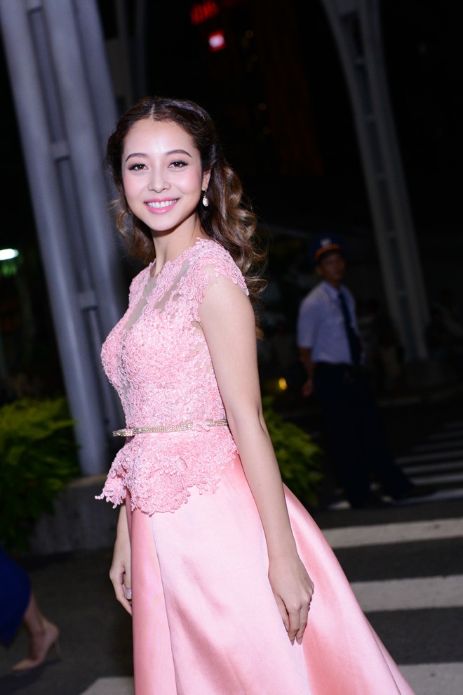 Jennifer Phạm bối rối vì bị fans bao vây trên thảm đỏ - ảnh 4