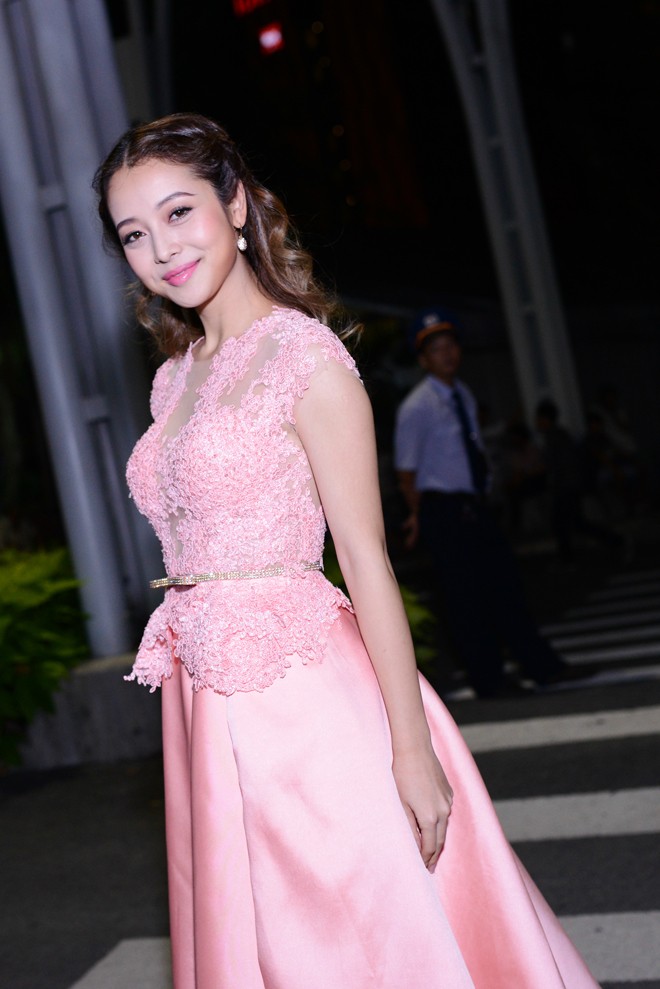 Jennifer Phạm bối rối vì bị fans bao vây trên thảm đỏ - ảnh 2