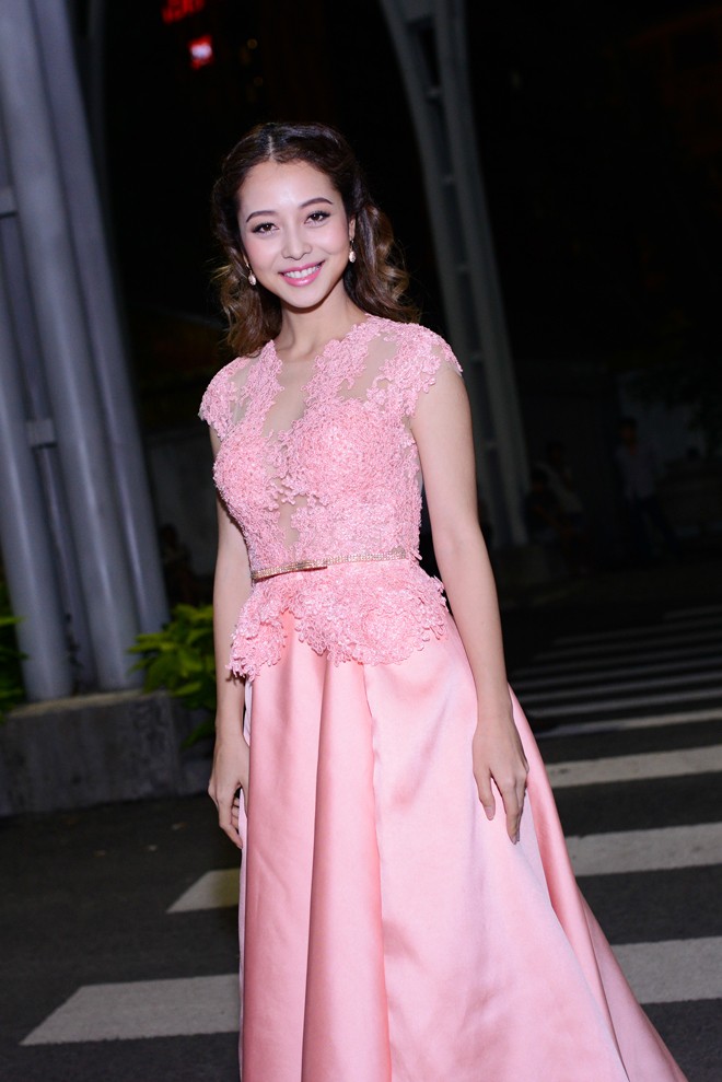 Jennifer Phạm bối rối vì bị fans bao vây trên thảm đỏ - ảnh 3