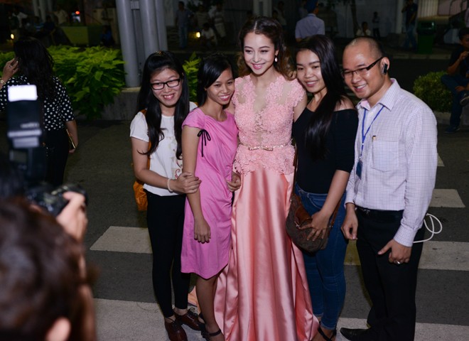 Jennifer Phạm bối rối vì bị fans bao vây trên thảm đỏ - ảnh 9