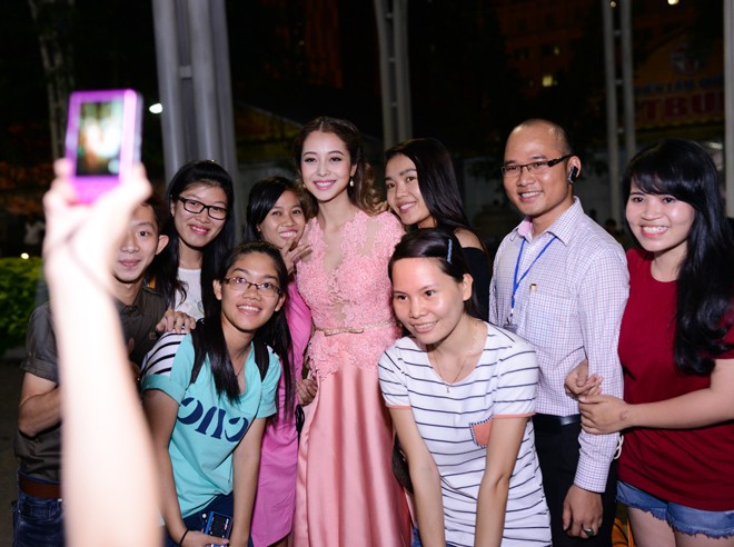 Jennifer Phạm bối rối vì bị fans bao vây trên thảm đỏ - ảnh 6