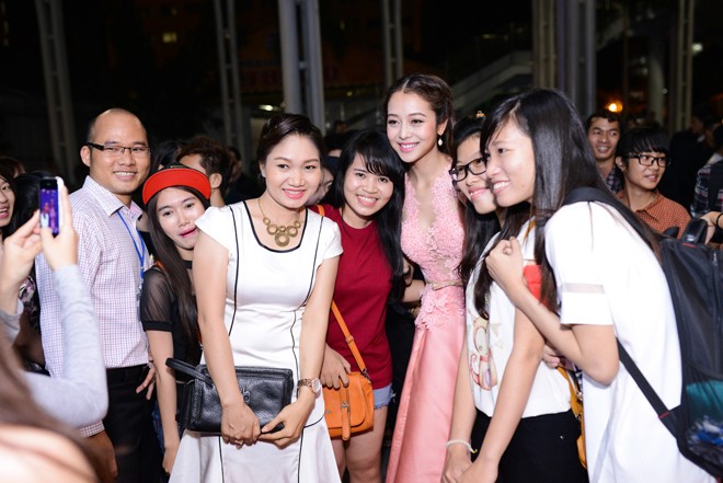 Jennifer Phạm bối rối vì bị fans bao vây trên thảm đỏ - ảnh 7
