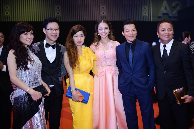 Jennifer Phạm bối rối vì bị fans bao vây trên thảm đỏ - ảnh 12