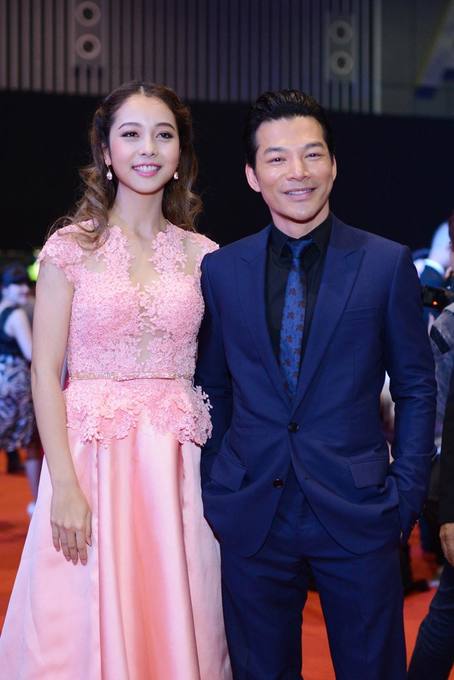 Jennifer Phạm bối rối vì bị fans bao vây trên thảm đỏ - ảnh 10