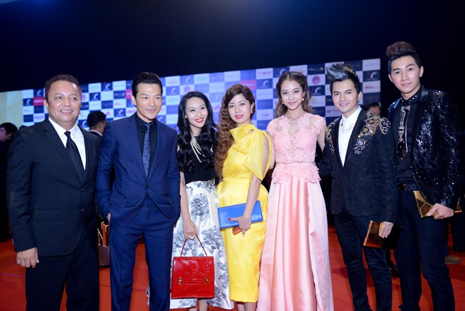 Jennifer Phạm bối rối vì bị fans bao vây trên thảm đỏ - ảnh 11