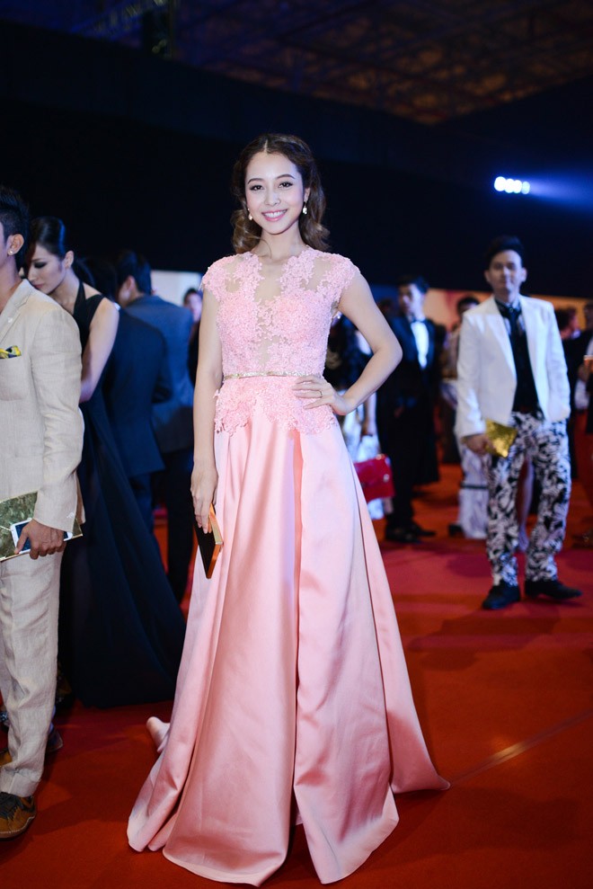 Jennifer Phạm bối rối vì bị fans bao vây trên thảm đỏ - ảnh 1