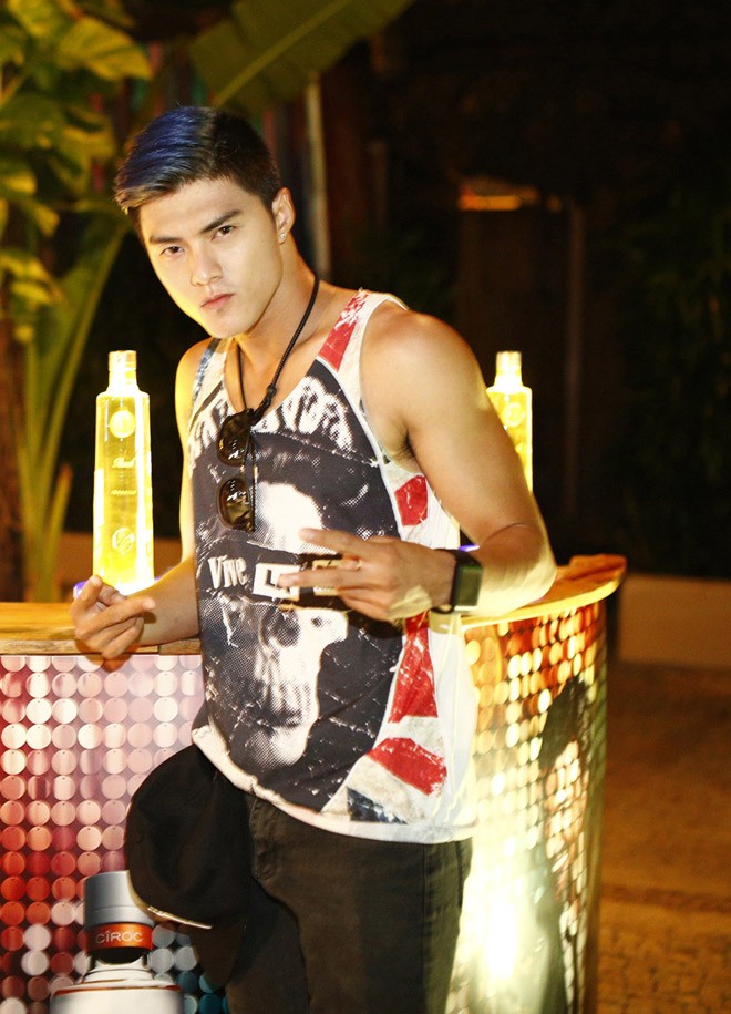Hotboy của Mỹ Tâm quậy tưng bừng trong quán bar - ảnh 1
