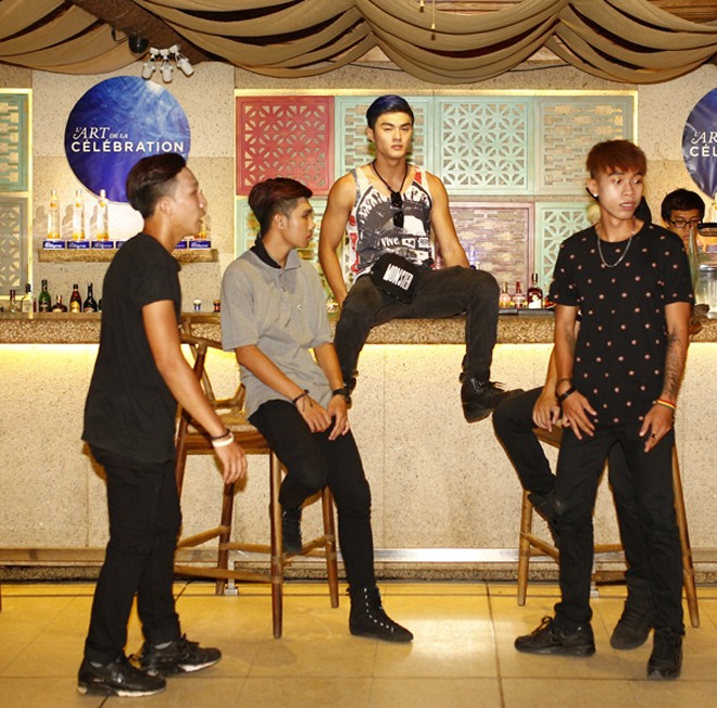 Hotboy của Mỹ Tâm quậy tưng bừng trong quán bar - ảnh 3
