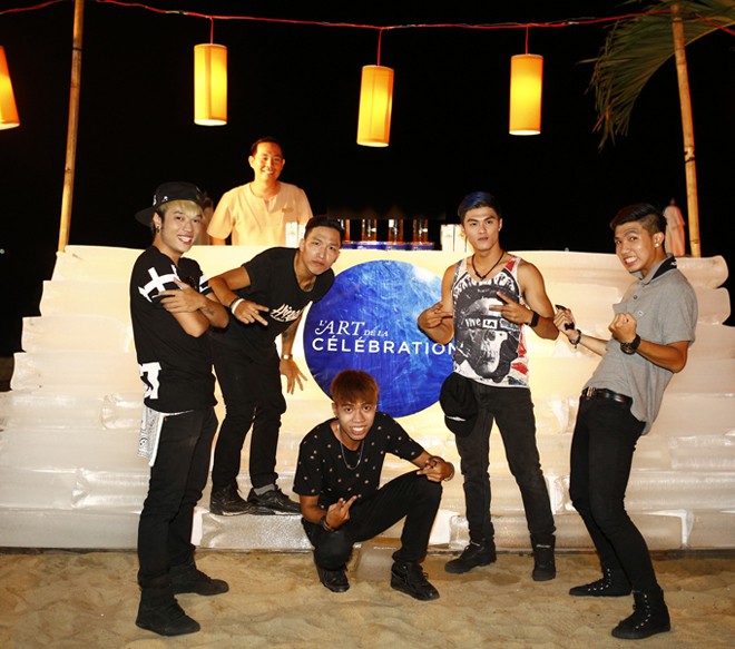 Hotboy của Mỹ Tâm quậy tưng bừng trong quán bar - ảnh 4