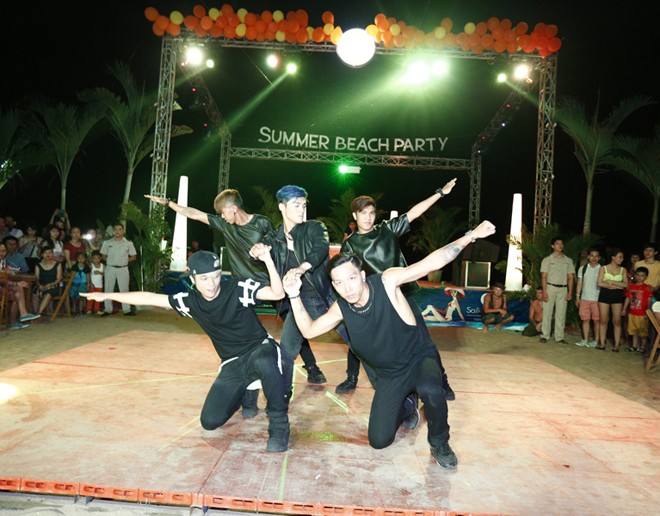 Hotboy của Mỹ Tâm quậy tưng bừng trong quán bar - ảnh 7