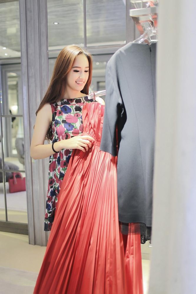 Mai Phương Thúy thử đồ hiệu Dior ở Singapore - ảnh 5