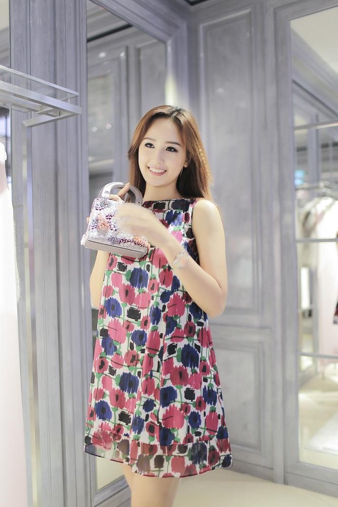 Mai Phương Thúy thử đồ hiệu Dior ở Singapore - ảnh 6