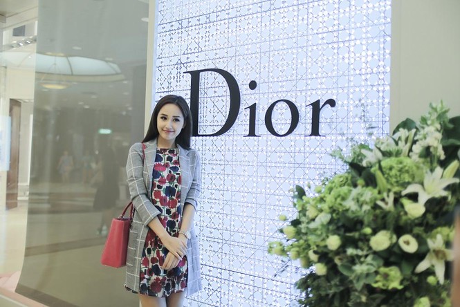Mai Phương Thúy thử đồ hiệu Dior ở Singapore - ảnh 1