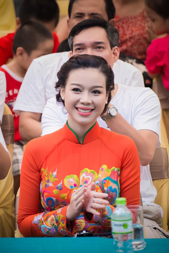 Trương Tùng Lan mặc áo dài duyên dáng dự ngày hội từ thiện - ảnh 1
