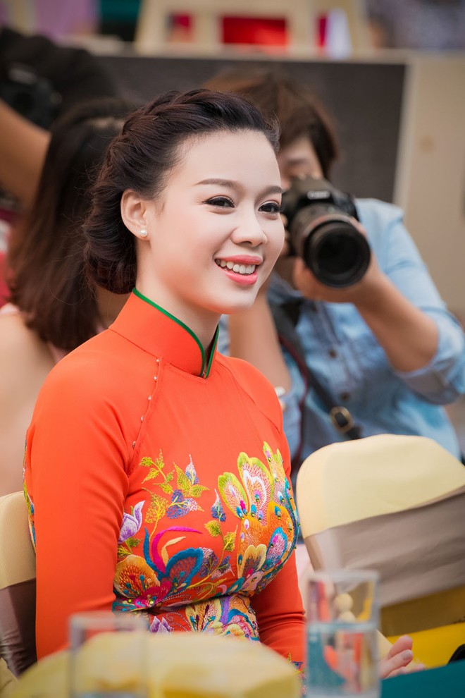 Trương Tùng Lan mặc áo dài duyên dáng dự ngày hội từ thiện - ảnh 2
