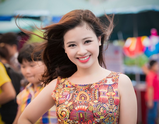 Trương Tùng Lan mặc áo dài duyên dáng dự ngày hội từ thiện - ảnh 13