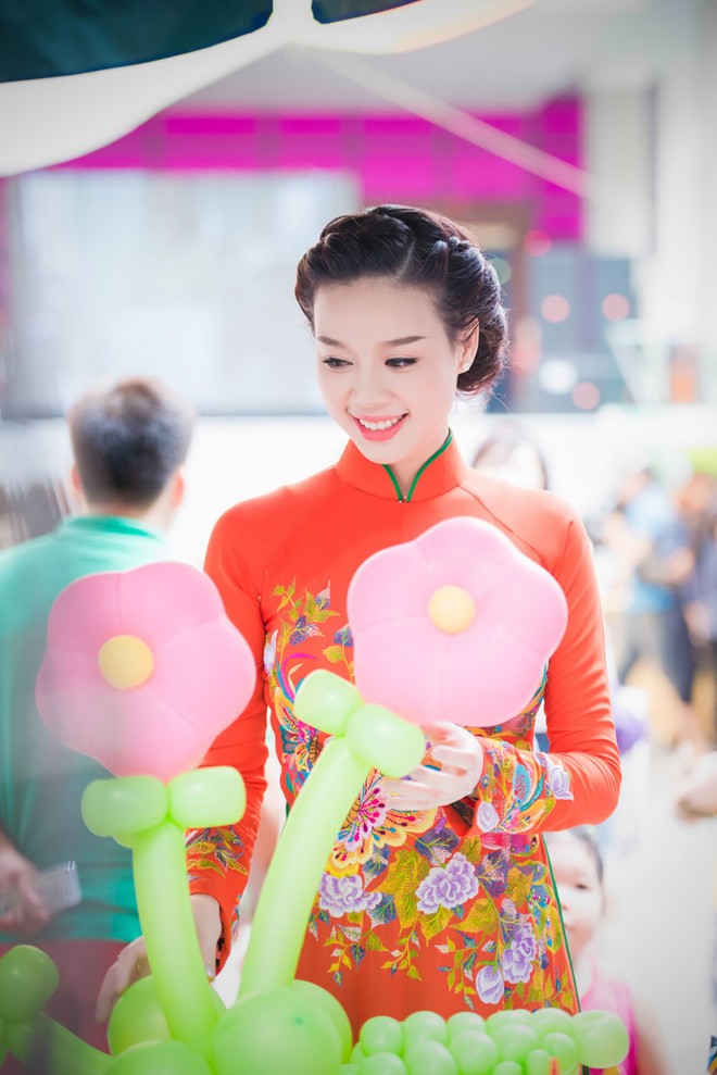 Trương Tùng Lan mặc áo dài duyên dáng dự ngày hội từ thiện - ảnh 4