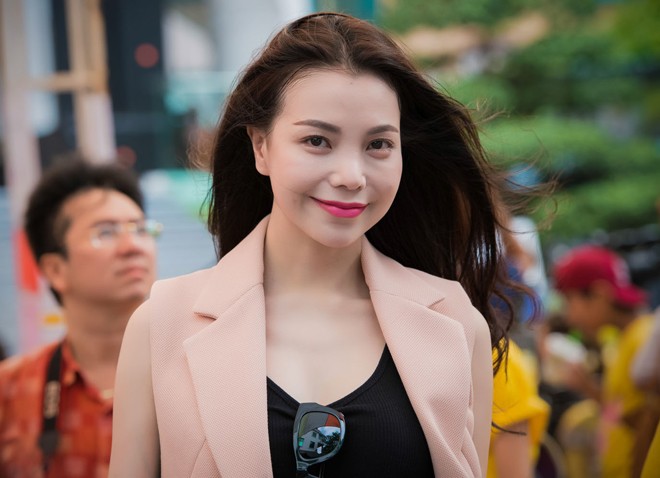 Trương Tùng Lan mặc áo dài duyên dáng dự ngày hội từ thiện - ảnh 5