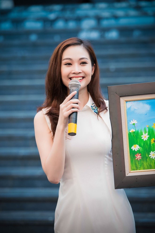Trương Tùng Lan mặc áo dài duyên dáng dự ngày hội từ thiện - ảnh 9