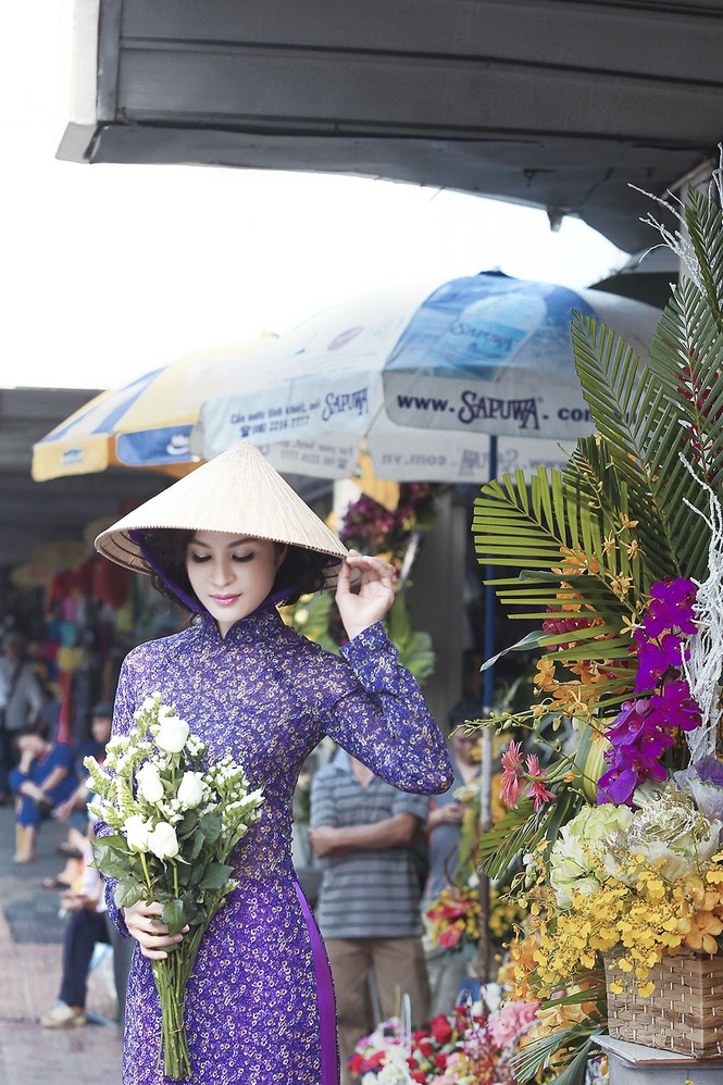 MC Thanh Mai diện áo dài, nón lá xuống phố - ảnh 4