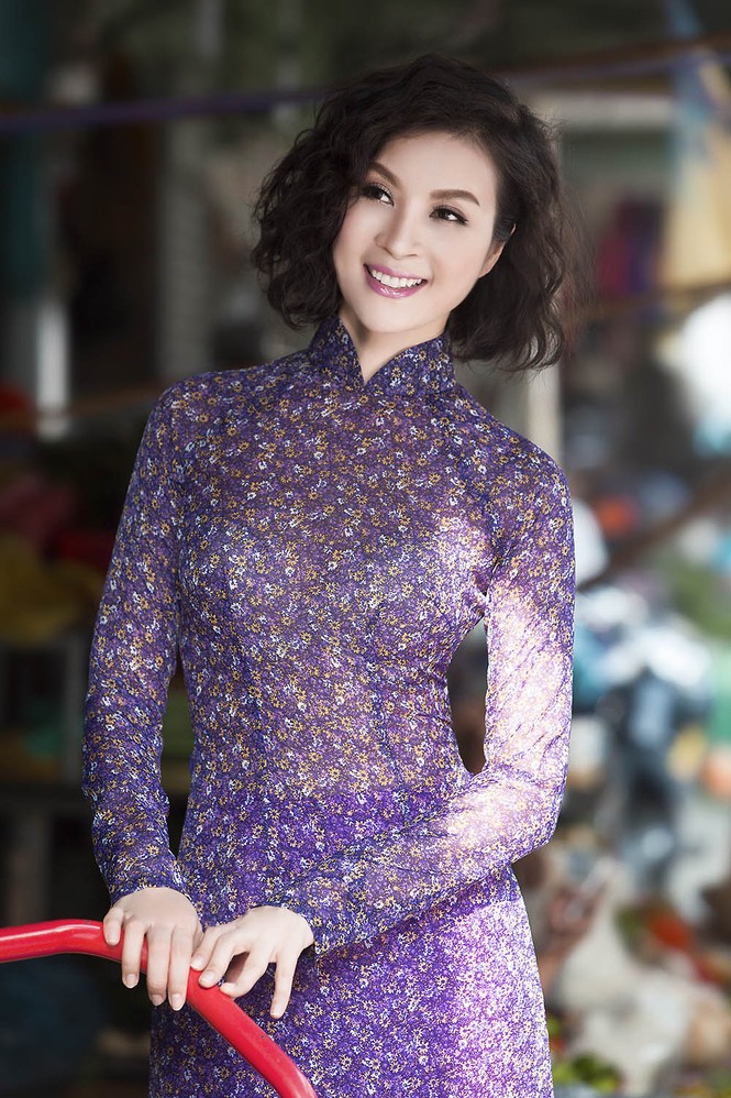MC Thanh Mai diện áo dài, nón lá xuống phố - ảnh 5