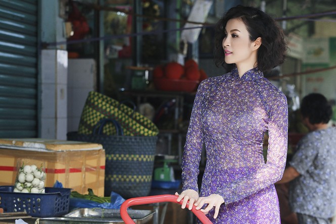 MC Thanh Mai diện áo dài, nón lá xuống phố - ảnh 3