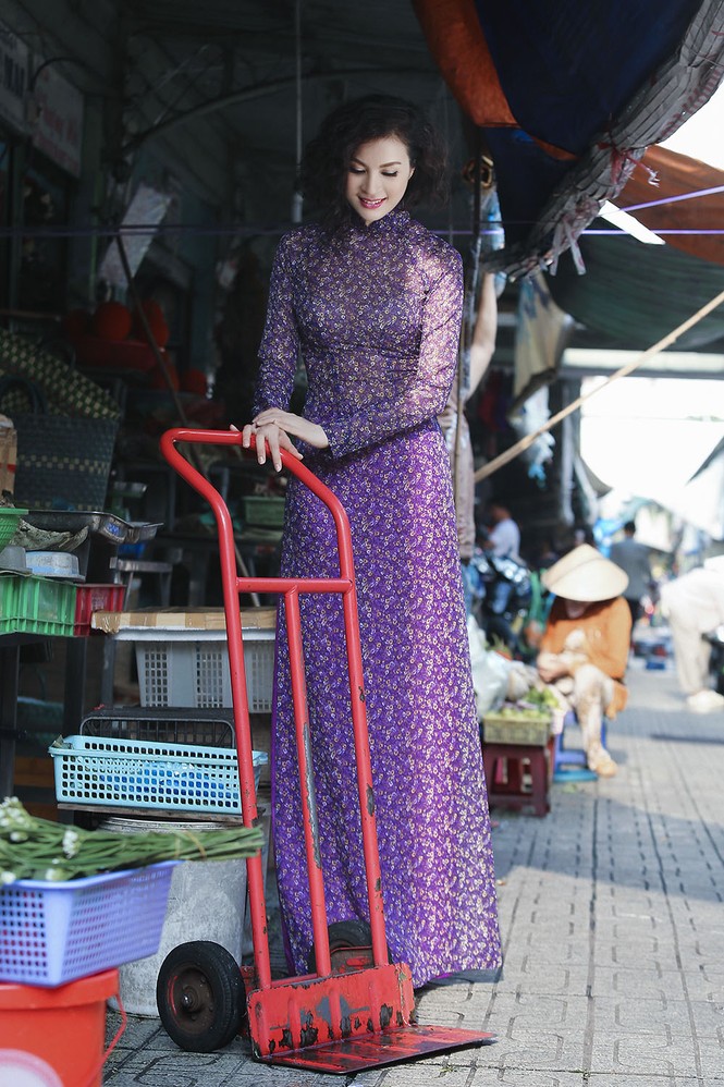 MC Thanh Mai diện áo dài, nón lá xuống phố - ảnh 1