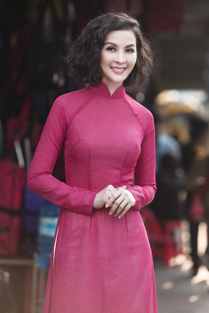 MC Thanh Mai diện áo dài, nón lá xuống phố - ảnh 6
