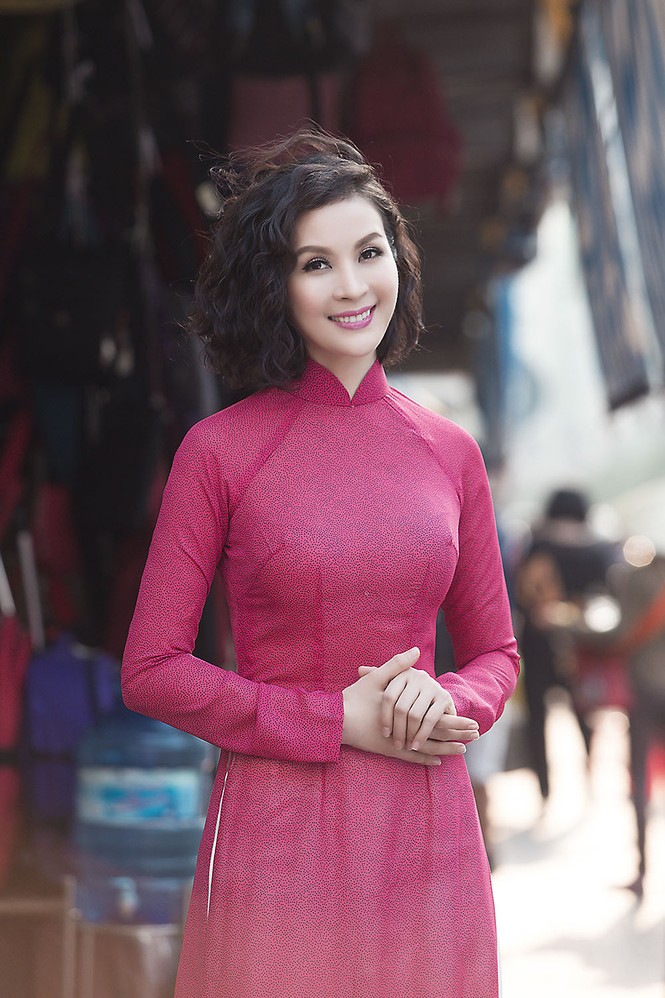 MC Thanh Mai diện áo dài, nón lá xuống phố - ảnh 7