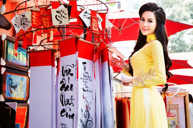 Người đẹp Tố Uyên dạo phố ông đồ xin chữ đầu năm - ảnh 7