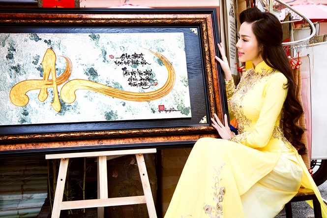Người đẹp Tố Uyên dạo phố ông đồ xin chữ đầu năm - ảnh 3