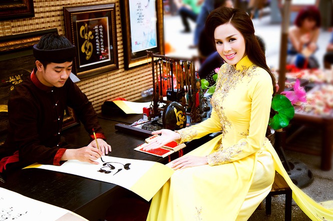 Người đẹp Tố Uyên dạo phố ông đồ xin chữ đầu năm - ảnh 4