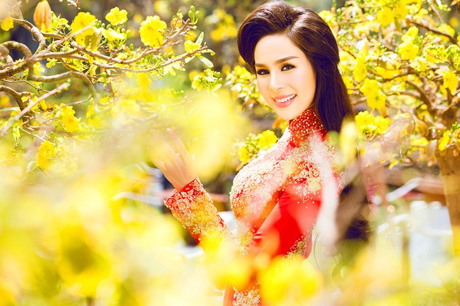 Người đẹp Tố Uyên dạo phố ông đồ xin chữ đầu năm - ảnh 8