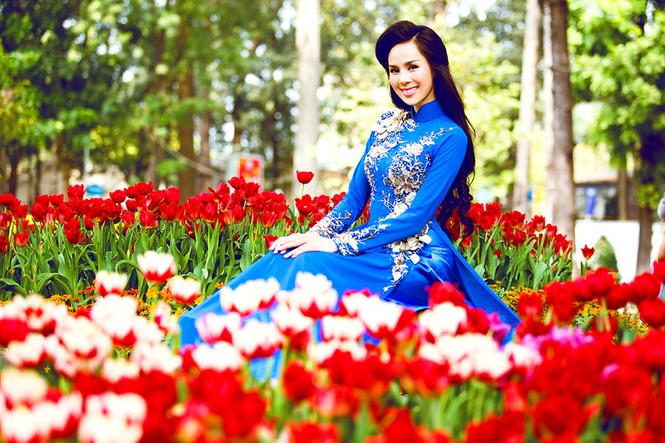 Người đẹp Tố Uyên dạo phố ông đồ xin chữ đầu năm - ảnh 6