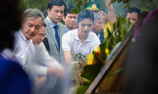 Ngọc Hân trồng cây tại khu mộ đại tướng Võ Nguyên Giáp - ảnh 3