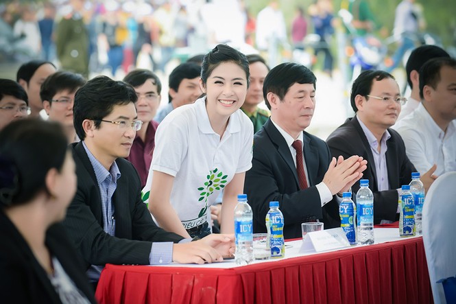 Ngọc Hân trồng cây tại khu mộ đại tướng Võ Nguyên Giáp - ảnh 2