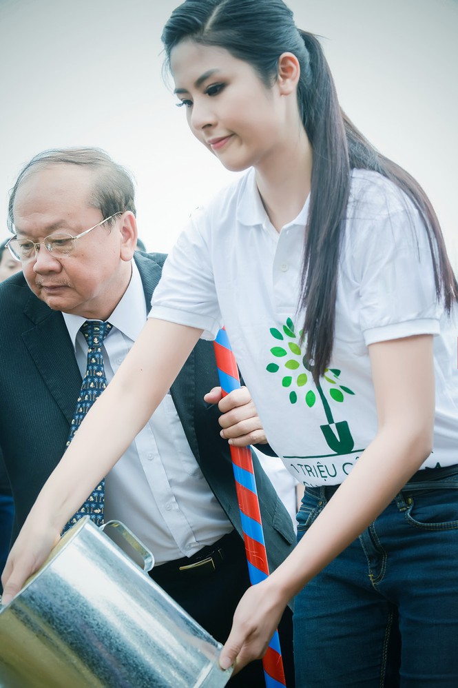 Ngọc Hân trồng cây tại khu mộ đại tướng Võ Nguyên Giáp - ảnh 7